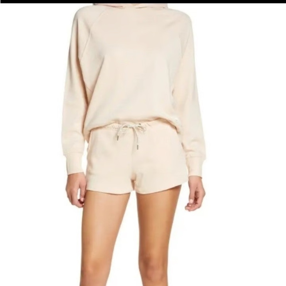 Vuori sunnyside Cream pullover and Shorts Set